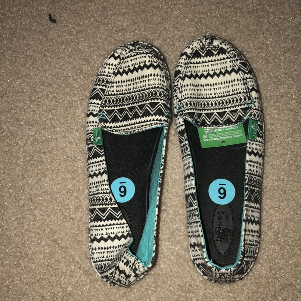 Sanuk slip on’s